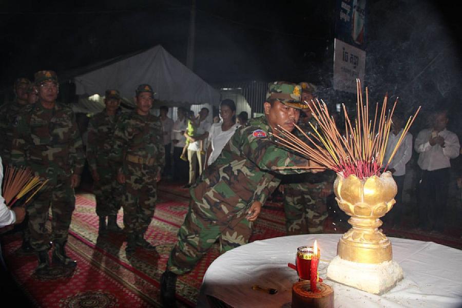 លោកវរសេនីយ៍ឯក ពិនមុនី ប៊ុនធឿន  បានអញ្ជើញចូលរួមគោរពវិញ្ញាណក្ខន្ធ និងរំលែកមរណទុក្ខដ៏ក្រៀមក្រំបំផុត ជាមួយក្រុមគ្រួសារ សពលោកនាយចំណង់ ម៉ៅ ស៊ា - Image 4