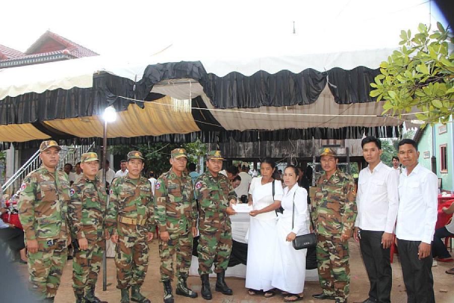 លោកវរសេនីយ៍ឯក ពិនមុនី ប៊ុនធឿន  បានអញ្ជើញចូលរួមគោរពវិញ្ញាណក្ខន្ធ និងរំលែកមរណទុក្ខដ៏ក្រៀមក្រំបំផុត ជាមួយក្រុមគ្រួសារ សពលោកនាយចំណង់ ម៉ៅ ស៊ា - Image 5