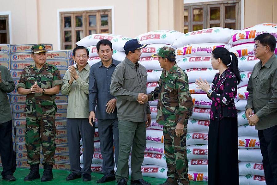 អំណោយរបស់សម្តេចបវរធិបតី ហ៊ុន ម៉ាណែត និងលោកជំទាវបណ្ឌិត ត្រូវបានឯកឧត្តម នូ ស៊ីថា នាំយកទៅប្រគល់ជូនវីរកងទ័ព នៅខេត្តប៉ៃលិន - Image 4