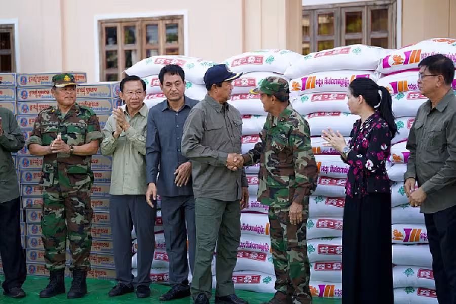 អំណោយរបស់សម្តេចបវរធិបតី ហ៊ុន ម៉ាណែត និងលោកជំទាវបណ្ឌិត ត្រូវបានឯកឧត្តម នូ ស៊ីថា នាំយកទៅប្រគល់ជូនវីរកងទ័ព នៅខេត្តប៉ៃលិន - Image 4