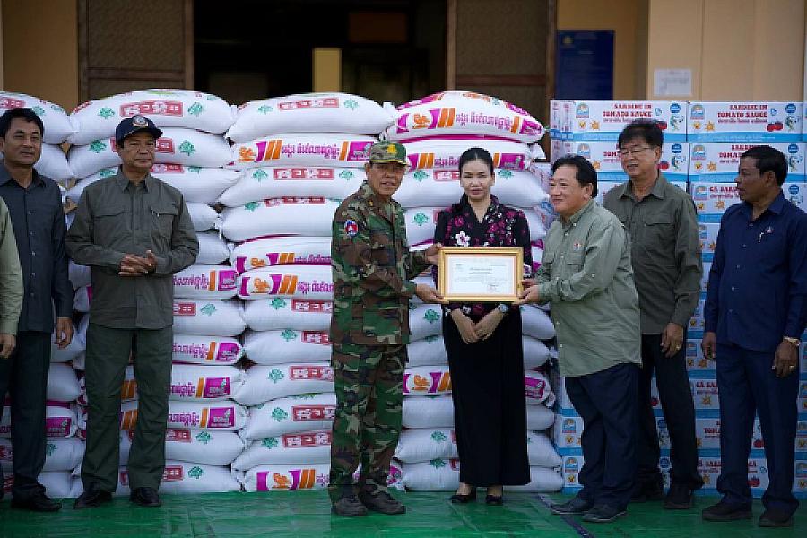 អំណោយរបស់សម្តេចបវរធិបតី ហ៊ុន ម៉ាណែត និងលោកជំទាវបណ្ឌិត ត្រូវបានឯកឧត្តម នូ ស៊ីថា នាំយកទៅប្រគល់ជូនវីរកងទ័ព នៅខេត្តប៉ៃលិន - Image 5