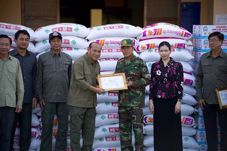 អំណោយរបស់សម្តេចបវរធិបតី ហ៊ុន ម៉ាណែត និងលោកជំទាវបណ្ឌិត ត្រូវបានឯកឧត្តម នូ ស៊ីថា នាំយកទៅប្រគល់ជូនវីរកងទ័ព នៅខេត្តប៉ៃលិន - Image 6