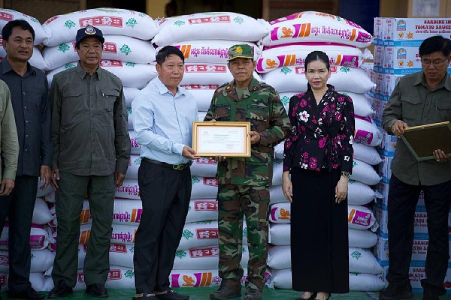 អំណោយរបស់សម្តេចបវរធិបតី ហ៊ុន ម៉ាណែត និងលោកជំទាវបណ្ឌិត ត្រូវបានឯកឧត្តម នូ ស៊ីថា នាំយកទៅប្រគល់ជូនវីរកងទ័ព នៅខេត្តប៉ៃលិន - Image 7