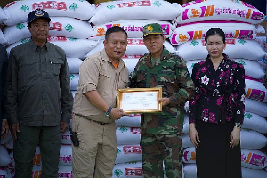 អំណោយរបស់សម្តេចបវរធិបតី ហ៊ុន ម៉ាណែត និងលោកជំទាវបណ្ឌិត ត្រូវបានឯកឧត្តម នូ ស៊ីថា នាំយកទៅប្រគល់ជូនវីរកងទ័ព នៅខេត្តប៉ៃលិន - Image 8