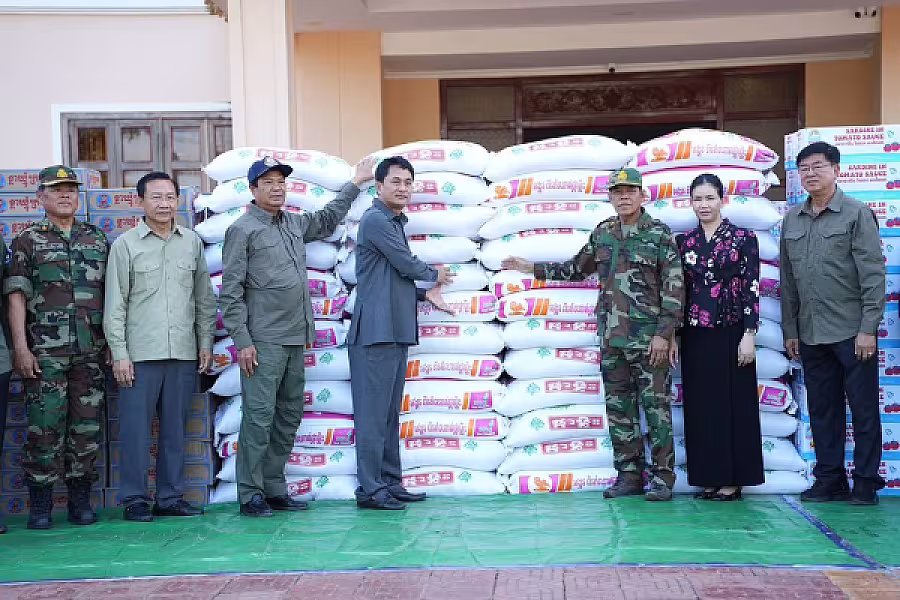 អំណោយរបស់សម្តេចបវរធិបតី ហ៊ុន ម៉ាណែត និងលោកជំទាវបណ្ឌិត ត្រូវបានឯកឧត្តម នូ ស៊ីថា នាំយកទៅប្រគល់ជូនវីរកងទ័ព នៅខេត្តប៉ៃលិន - Image 9