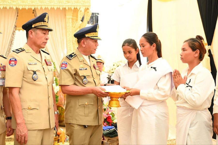  ឧត្តមសេនីយ៍ទោ ស៊ុយ សុគន្ធា បានដឹកនាំប្រតិភូគោរពវិញ្ញាណក្ខន្ធសព វរសេនីយ៍ត្រី លៀម សំពៅមាស - Image 2