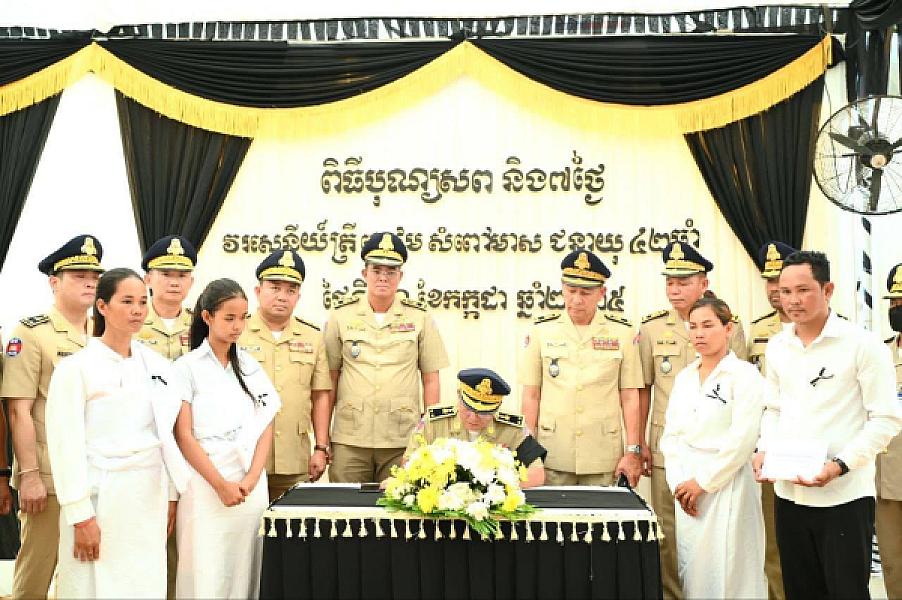  ឧត្តមសេនីយ៍ទោ ស៊ុយ សុគន្ធា បានដឹកនាំប្រតិភូគោរពវិញ្ញាណក្ខន្ធសព វរសេនីយ៍ត្រី លៀម សំពៅមាស - Image 4