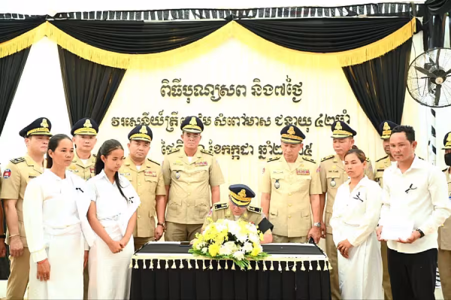  ឧត្តមសេនីយ៍ទោ ស៊ុយ សុគន្ធា បានដឹកនាំប្រតិភូគោរពវិញ្ញាណក្ខន្ធសព វរសេនីយ៍ត្រី លៀម សំពៅមាស - Image 4