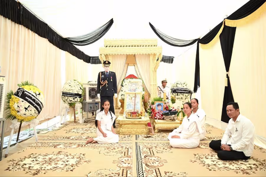  ឧត្តមសេនីយ៍ទោ ស៊ុយ សុគន្ធា បានដឹកនាំប្រតិភូគោរពវិញ្ញាណក្ខន្ធសព វរសេនីយ៍ត្រី លៀម សំពៅមាស - Image 5