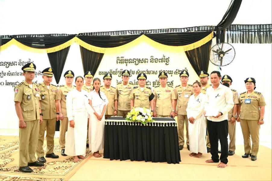  ឧត្តមសេនីយ៍ទោ ស៊ុយ សុគន្ធា បានដឹកនាំប្រតិភូគោរពវិញ្ញាណក្ខន្ធសព វរសេនីយ៍ត្រី លៀម សំពៅមាស - Image 6