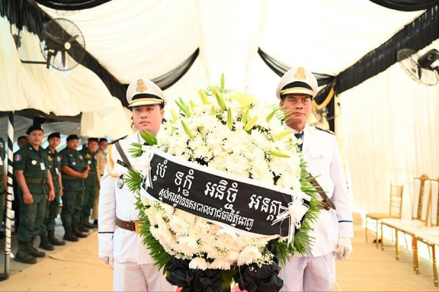  ឧត្តមសេនីយ៍ទោ ស៊ុយ សុគន្ធា បានដឹកនាំប្រតិភូគោរពវិញ្ញាណក្ខន្ធសព វរសេនីយ៍ត្រី លៀម សំពៅមាស - Image 8