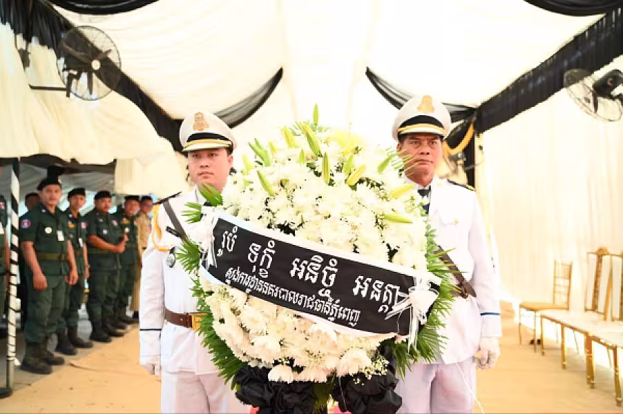  ឧត្តមសេនីយ៍ទោ ស៊ុយ សុគន្ធា បានដឹកនាំប្រតិភូគោរពវិញ្ញាណក្ខន្ធសព វរសេនីយ៍ត្រី លៀម សំពៅមាស - Image 8