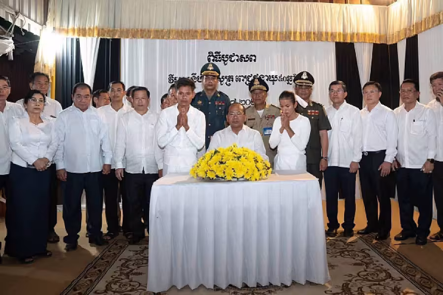 ឯកឧត្តមបណ្ឌិត ម៉ៅ ធនិន លរួមគោរពវិញ្ញាណក្ខន្ធសពវីរយុទ្ធជនពលីមួយរូប គឺ លោកវរសេនីយ៍ត្រី សូត្រ ពេជ្រ