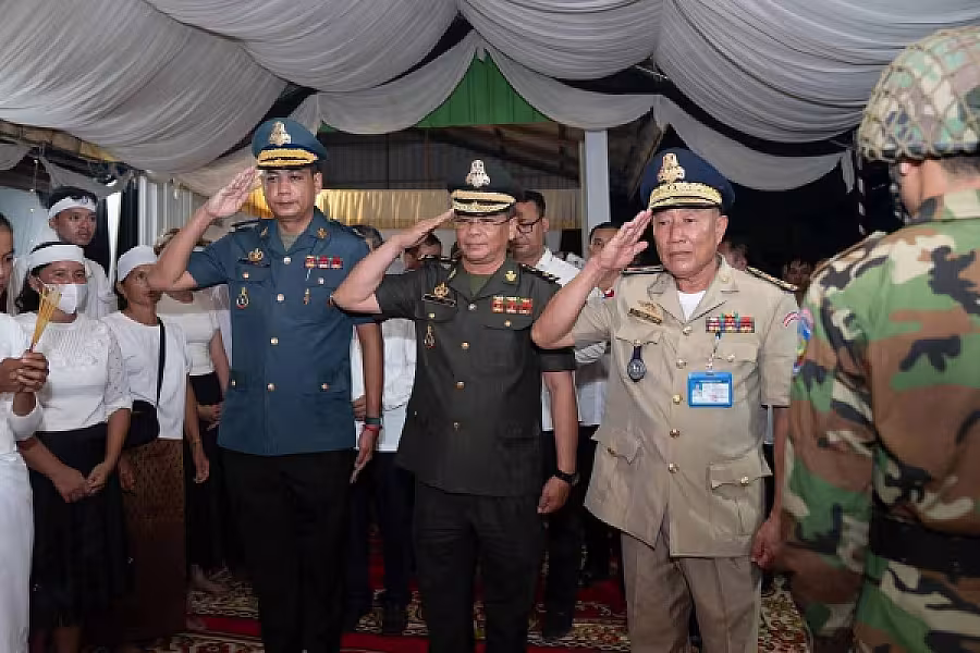 ឯកឧត្តមបណ្ឌិត ម៉ៅ ធនិន លរួមគោរពវិញ្ញាណក្ខន្ធសពវីរយុទ្ធជនពលីមួយរូប គឺ លោកវរសេនីយ៍ត្រី សូត្រ ពេជ្រ - Image 2