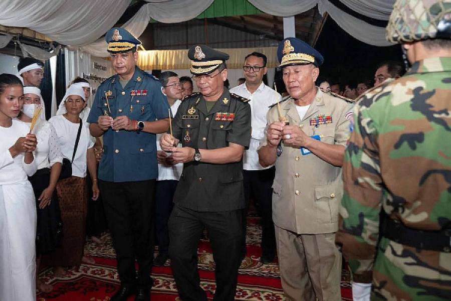 ឯកឧត្តមបណ្ឌិត ម៉ៅ ធនិន លរួមគោរពវិញ្ញាណក្ខន្ធសពវីរយុទ្ធជនពលីមួយរូប គឺ លោកវរសេនីយ៍ត្រី សូត្រ ពេជ្រ - Image 3