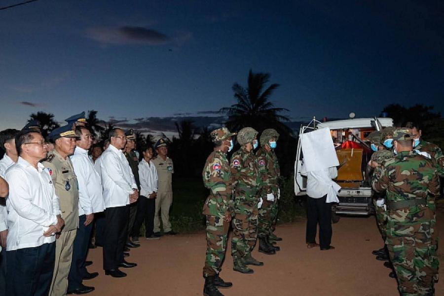 ឯកឧត្តមបណ្ឌិត ម៉ៅ ធនិន លរួមគោរពវិញ្ញាណក្ខន្ធសពវីរយុទ្ធជនពលីមួយរូប គឺ លោកវរសេនីយ៍ត្រី សូត្រ ពេជ្រ - Image 4