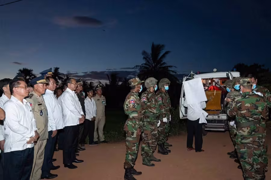 ឯកឧត្តមបណ្ឌិត ម៉ៅ ធនិន លរួមគោរពវិញ្ញាណក្ខន្ធសពវីរយុទ្ធជនពលីមួយរូប គឺ លោកវរសេនីយ៍ត្រី សូត្រ ពេជ្រ - Image 4