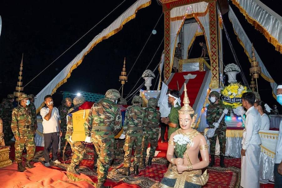 ឯកឧត្តមបណ្ឌិត ម៉ៅ ធនិន លរួមគោរពវិញ្ញាណក្ខន្ធសពវីរយុទ្ធជនពលីមួយរូប គឺ លោកវរសេនីយ៍ត្រី សូត្រ ពេជ្រ - Image 5