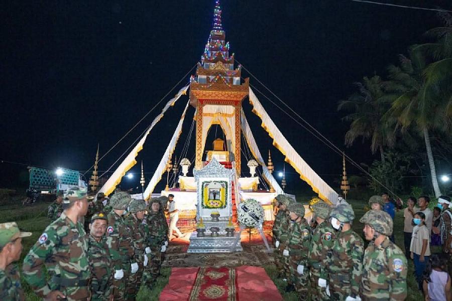 ឯកឧត្តមបណ្ឌិត ម៉ៅ ធនិន លរួមគោរពវិញ្ញាណក្ខន្ធសពវីរយុទ្ធជនពលីមួយរូប គឺ លោកវរសេនីយ៍ត្រី សូត្រ ពេជ្រ - Image 6