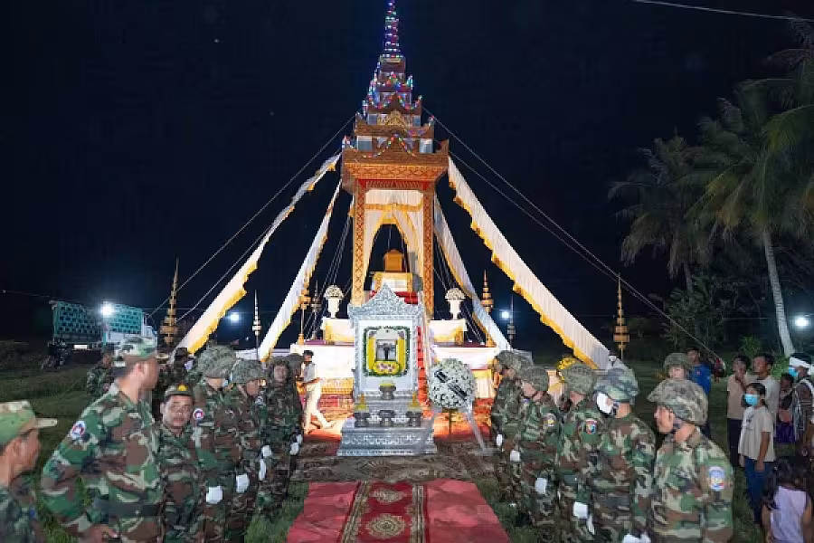 ឯកឧត្តមបណ្ឌិត ម៉ៅ ធនិន លរួមគោរពវិញ្ញាណក្ខន្ធសពវីរយុទ្ធជនពលីមួយរូប គឺ លោកវរសេនីយ៍ត្រី សូត្រ ពេជ្រ - Image 6