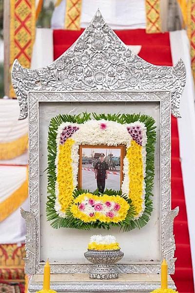 ឯកឧត្តមបណ្ឌិត ម៉ៅ ធនិន លរួមគោរពវិញ្ញាណក្ខន្ធសពវីរយុទ្ធជនពលីមួយរូប គឺ លោកវរសេនីយ៍ត្រី សូត្រ ពេជ្រ - Image 7