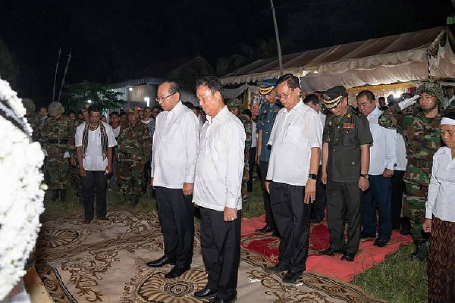 ឯកឧត្តមបណ្ឌិត ម៉ៅ ធនិន លរួមគោរពវិញ្ញាណក្ខន្ធសពវីរយុទ្ធជនពលីមួយរូប គឺ លោកវរសេនីយ៍ត្រី សូត្រ ពេជ្រ - Image 8