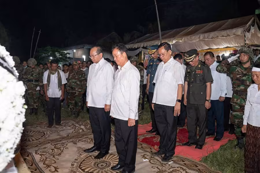 ឯកឧត្តមបណ្ឌិត ម៉ៅ ធនិន លរួមគោរពវិញ្ញាណក្ខន្ធសពវីរយុទ្ធជនពលីមួយរូប គឺ លោកវរសេនីយ៍ត្រី សូត្រ ពេជ្រ - Image 8