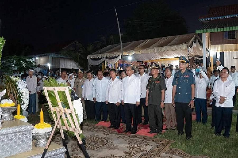 ឯកឧត្តមបណ្ឌិត ម៉ៅ ធនិន លរួមគោរពវិញ្ញាណក្ខន្ធសពវីរយុទ្ធជនពលីមួយរូប គឺ លោកវរសេនីយ៍ត្រី សូត្រ ពេជ្រ - Image 9