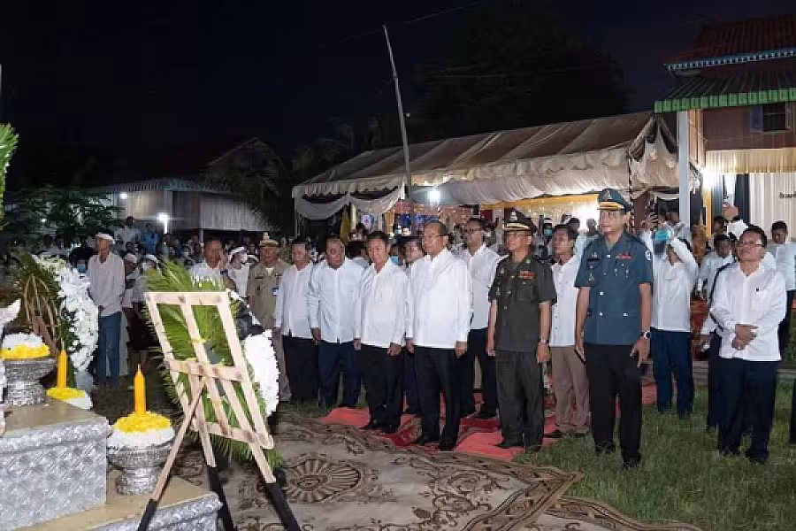 ឯកឧត្តមបណ្ឌិត ម៉ៅ ធនិន លរួមគោរពវិញ្ញាណក្ខន្ធសពវីរយុទ្ធជនពលីមួយរូប គឺ លោកវរសេនីយ៍ត្រី សូត្រ ពេជ្រ - Image 9