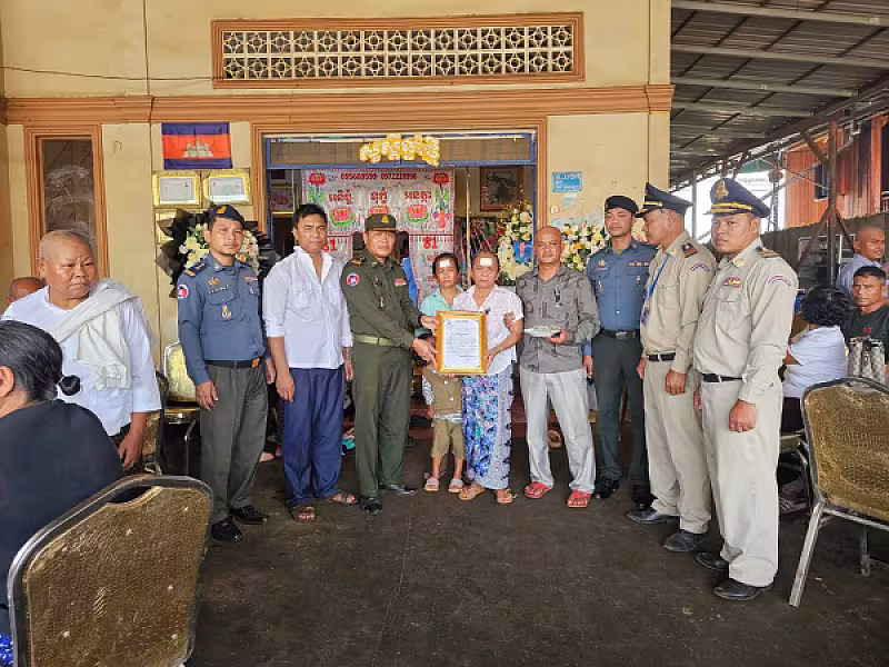 លោក វរសេនីយ៍ត្រី ម៉ង់ ចេន តំណាងលោកឧត្តមសេនីយ៍ត្រី មុយ សុផាត បានចុះផ្តល់ប្រាក់បេឡា មរណសង្គ្រោះប្រគល់ជូនគ្រួសារសពសមាជិកអតីតយុទ្ធជនមួយគ្រួសារ ឈ្មោះ លោក គង់ សំអឿន(និវត្តជន)