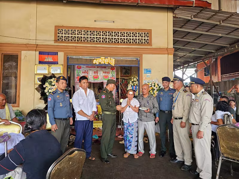 លោក វរសេនីយ៍ត្រី ម៉ង់ ចេន តំណាងលោកឧត្តមសេនីយ៍ត្រី មុយ សុផាត បានចុះផ្តល់ប្រាក់បេឡា មរណសង្គ្រោះប្រគល់ជូនគ្រួសារសពសមាជិកអតីតយុទ្ធជនមួយគ្រួសារ ឈ្មោះ លោក គង់ សំអឿន(និវត្តជន) - Image 2