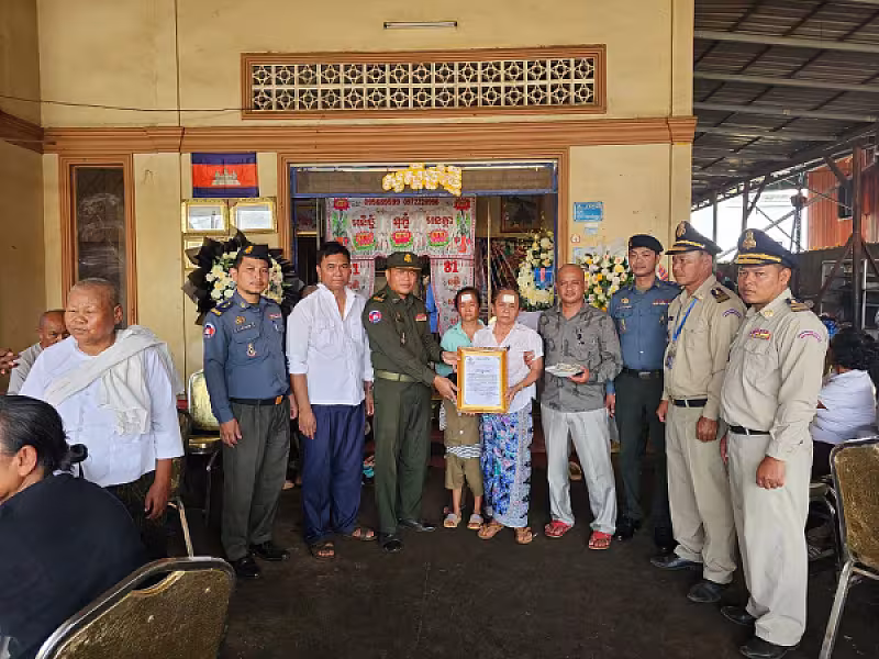 លោក វរសេនីយ៍ត្រី ម៉ង់ ចេន តំណាងលោកឧត្តមសេនីយ៍ត្រី មុយ សុផាត បានចុះផ្តល់ប្រាក់បេឡា មរណសង្គ្រោះប្រគល់ជូនគ្រួសារសពសមាជិកអតីតយុទ្ធជនមួយគ្រួសារ ឈ្មោះ លោក គង់ សំអឿន(និវត្តជន) - Image 3