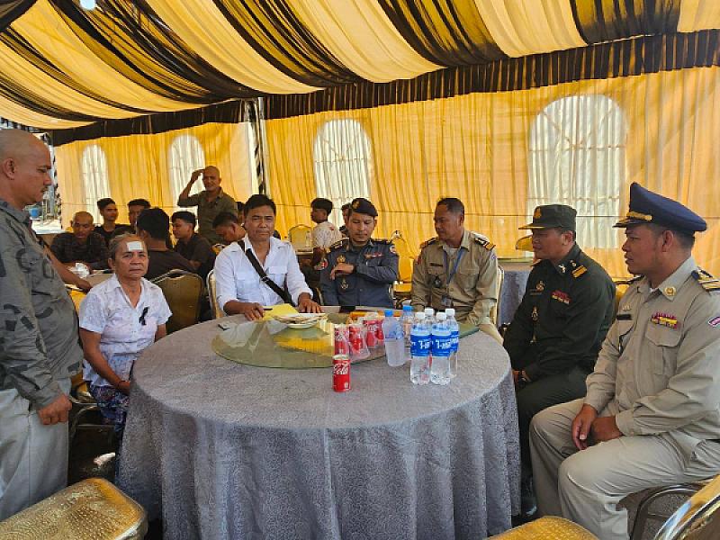 លោក វរសេនីយ៍ត្រី ម៉ង់ ចេន តំណាងលោកឧត្តមសេនីយ៍ត្រី មុយ សុផាត បានចុះផ្តល់ប្រាក់បេឡា មរណសង្គ្រោះប្រគល់ជូនគ្រួសារសពសមាជិកអតីតយុទ្ធជនមួយគ្រួសារ ឈ្មោះ លោក គង់ សំអឿន(និវត្តជន) - Image 4