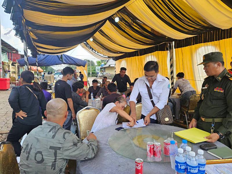 លោក វរសេនីយ៍ត្រី ម៉ង់ ចេន តំណាងលោកឧត្តមសេនីយ៍ត្រី មុយ សុផាត បានចុះផ្តល់ប្រាក់បេឡា មរណសង្គ្រោះប្រគល់ជូនគ្រួសារសពសមាជិកអតីតយុទ្ធជនមួយគ្រួសារ ឈ្មោះ លោក គង់ សំអឿន(និវត្តជន) - Image 5