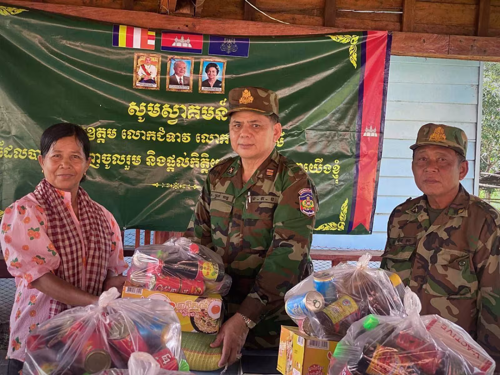 លោកវរសេនីយ៍ឯក ប្រាក់ យន្ត បានដឹកនាំក្រុមការងារ ចុះសួរសុខទុក្ខ និងចែកជូនអំណោយ