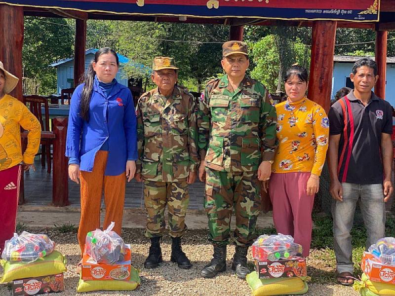 លោកវរសេនីយ៍ឯក ប្រាក់ យន្ត បានដឹកនាំក្រុមការងារ ចុះសួរសុខទុក្ខ និងចែកជូនអំណោយ - Image 2