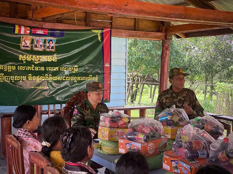 លោកវរសេនីយ៍ឯក ប្រាក់ យន្ត បានដឹកនាំក្រុមការងារ ចុះសួរសុខទុក្ខ និងចែកជូនអំណោយ - Image 3