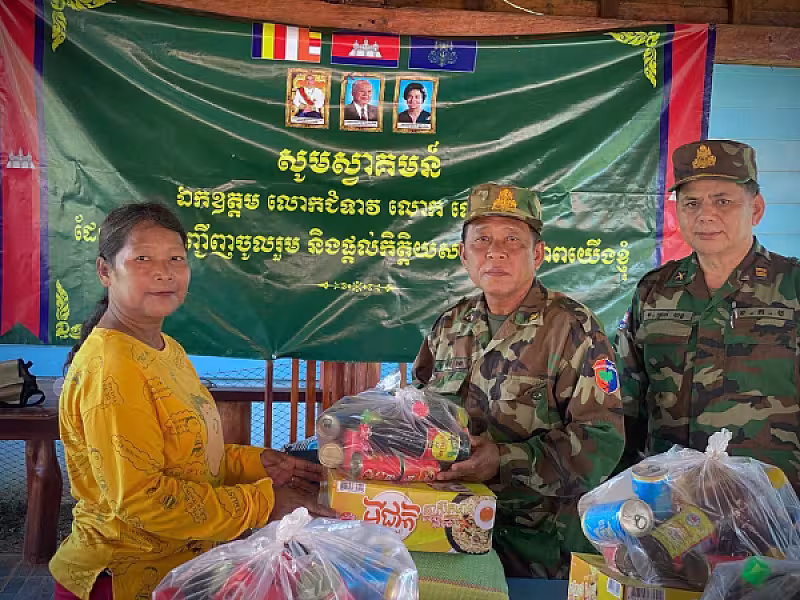 លោកវរសេនីយ៍ឯក ប្រាក់ យន្ត បានដឹកនាំក្រុមការងារ ចុះសួរសុខទុក្ខ និងចែកជូនអំណោយ - Image 4