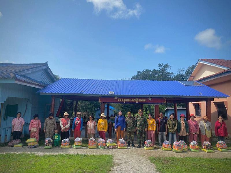 លោកវរសេនីយ៍ឯក ប្រាក់ យន្ត បានដឹកនាំក្រុមការងារ ចុះសួរសុខទុក្ខ និងចែកជូនអំណោយ - Image 6