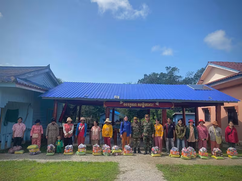 លោកវរសេនីយ៍ឯក ប្រាក់ យន្ត បានដឹកនាំក្រុមការងារ ចុះសួរសុខទុក្ខ និងចែកជូនអំណោយ - Image 6