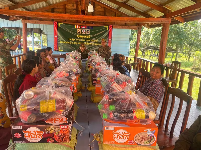 លោកវរសេនីយ៍ឯក ប្រាក់ យន្ត បានដឹកនាំក្រុមការងារ ចុះសួរសុខទុក្ខ និងចែកជូនអំណោយ - Image 7