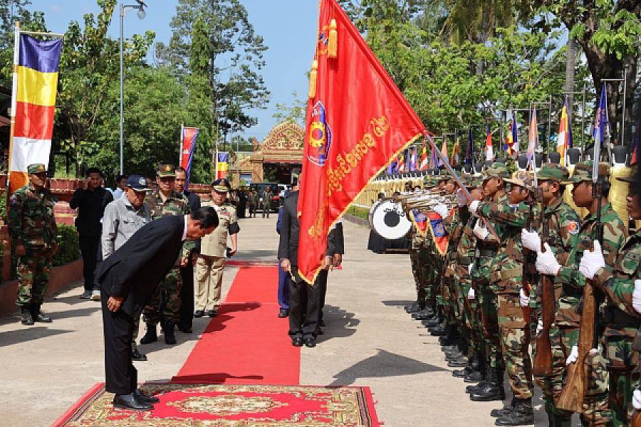 ឯកឧត្តម ទេសរដ្ឋមន្ត្រី គន់ គីម នាំយកថវិការបស់សម្តេចធិបតី ហ៊ុន ម៉ាណែត ប្រគល់ជូនវីរកងទ័ពពលី ចំនួន៤រូប នៅខេត្តឧត្តរមានជ័យ - Image 3
