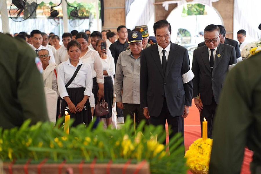 ឯកឧត្តម ទេសរដ្ឋមន្ត្រី គន់ គីម នាំយកថវិការបស់សម្តេចធិបតី ហ៊ុន ម៉ាណែត ប្រគល់ជូនវីរកងទ័ពពលី ចំនួន៤រូប នៅខេត្តឧត្តរមានជ័យ - Image 7