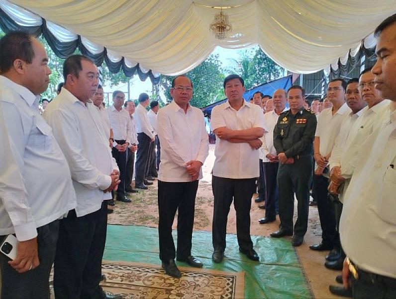 ឯកឧត្តម សាយ សំអាល់ សួរសុខទុក្ខគ្រួសារសព លោកវរសេនីយ៍ត្រី សូត្រ ពេជ្រ