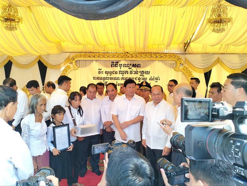 ឯកឧត្តម សាយ សំអាល់ សួរសុខទុក្ខគ្រួសារសព លោកវរសេនីយ៍ត្រី សូត្រ ពេជ្រ - Image 2