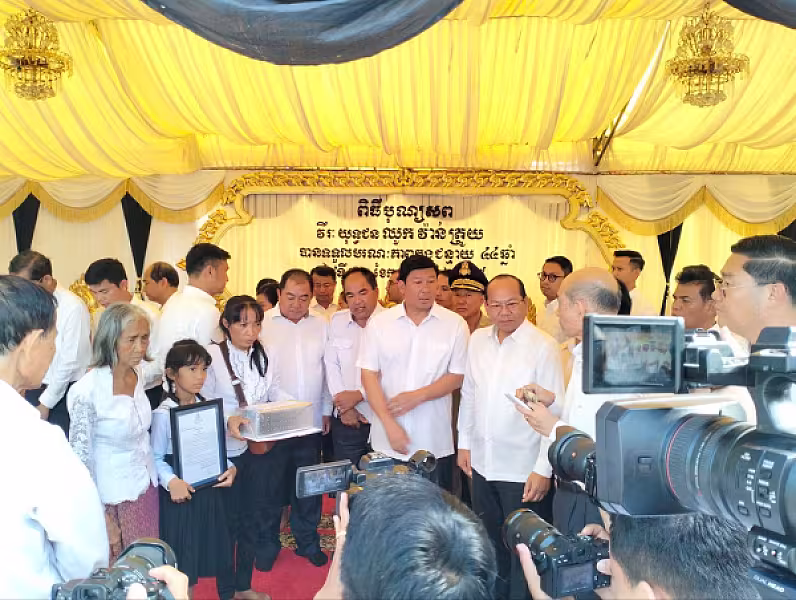 ឯកឧត្តម សាយ សំអាល់ សួរសុខទុក្ខគ្រួសារសព លោកវរសេនីយ៍ត្រី សូត្រ ពេជ្រ - Image 2