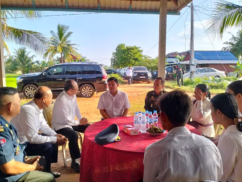 ឯកឧត្តម សាយ សំអាល់ សួរសុខទុក្ខគ្រួសារសព លោកវរសេនីយ៍ត្រី សូត្រ ពេជ្រ - Image 4