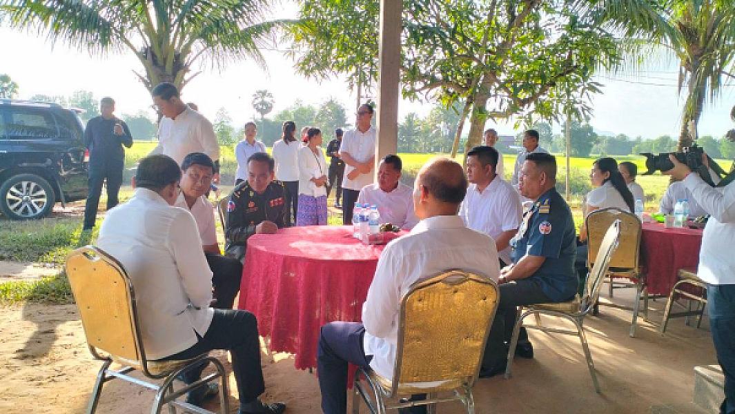 ឯកឧត្តម សាយ សំអាល់ សួរសុខទុក្ខគ្រួសារសព លោកវរសេនីយ៍ត្រី សូត្រ ពេជ្រ - Image 5