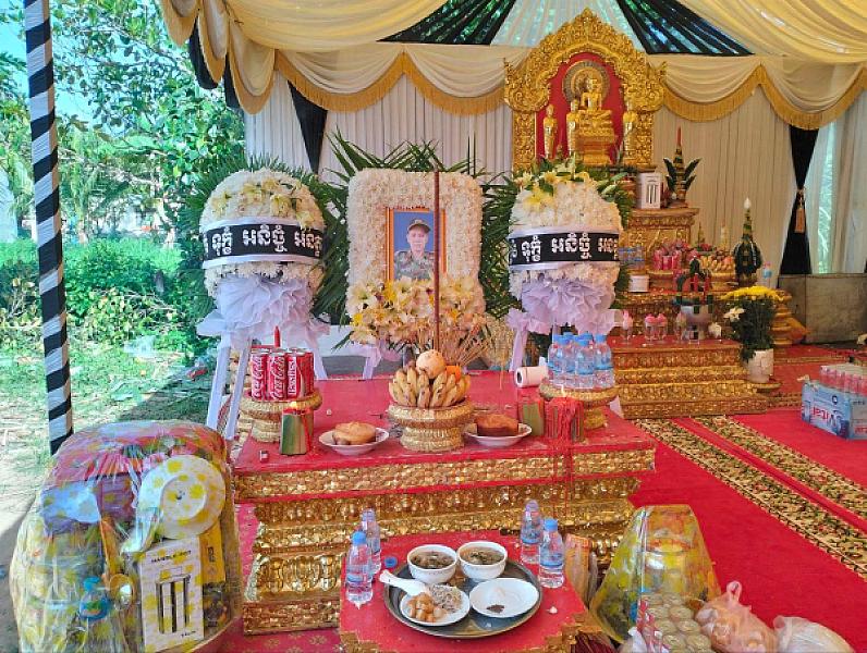 ឯកឧត្តម សាយ សំអាល់ សួរសុខទុក្ខគ្រួសារសព លោកវរសេនីយ៍ត្រី សូត្រ ពេជ្រ - Image 6