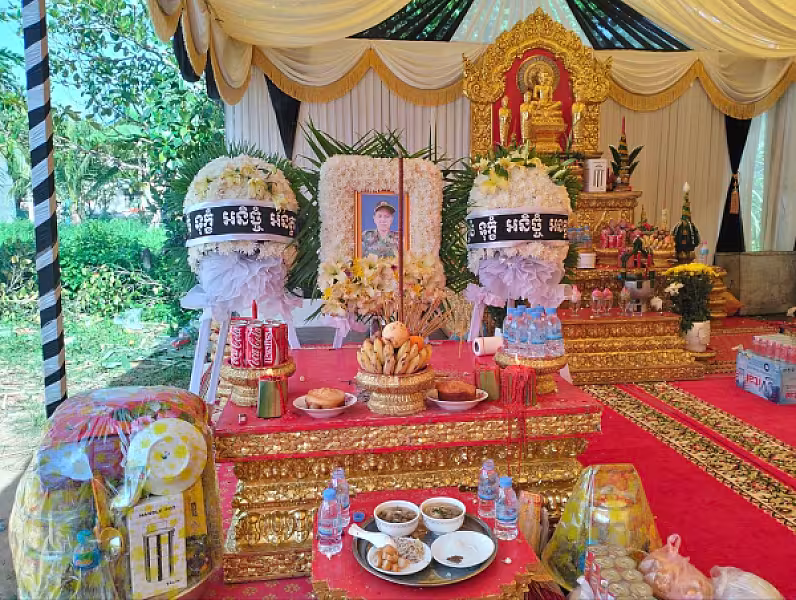 ឯកឧត្តម សាយ សំអាល់ សួរសុខទុក្ខគ្រួសារសព លោកវរសេនីយ៍ត្រី សូត្រ ពេជ្រ - Image 6